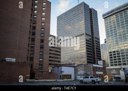 OTTAWA, Kanada - 10. NOVEMBER 2018: Pickup Truck auf einem Parkplatz in einem Hinterhof der CBD mit Business Wolkenkratzer geparkt. Ottawa ist die Hauptstadt von cit Stockfoto