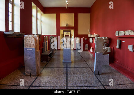 Innenansicht der Archäologische Museum von Sparta. Es beherbergt Tausende von Funden aus der antiken Akropolis von Sparta, bekannt als die Lakedemonia Stockfoto