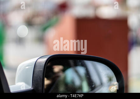 Eine verschwommene Nahaufnahme schießen zu Auto Außenspiegel bewegt. Bild ist aus Izmir/Türkei. Stockfoto