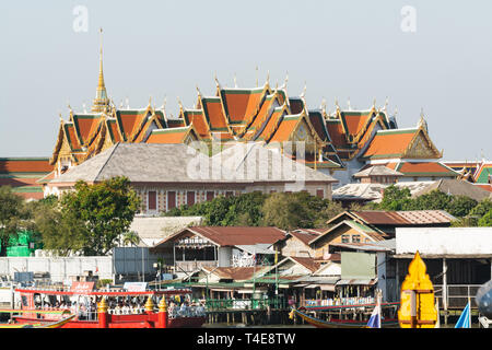 BANGKOK, THAILAND - MÄRZ 2019: Blick über die Dächer von Wat Pho Liegenden Buddha Tempel komplex. Stockfoto