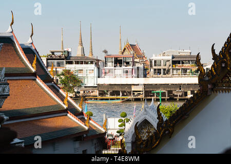 BANGKOK, THAILAND - MÄRZ 2019: Blick über die Dächer von Wat Pho Liegenden Buddha Tempel komplex. Stockfoto