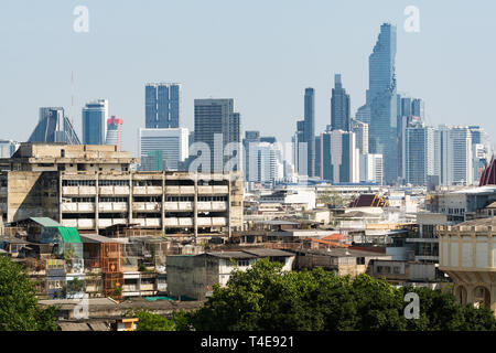 Panoramablick auf die Skyline von Bangkok mit Slums im Vordergrund, Thailand. Stockfoto