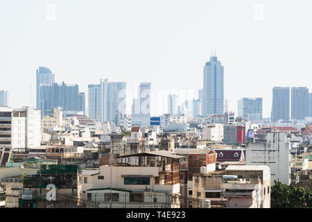 BANGKOK, THAILAND - MÄRZ 2019: Panoramablick auf die Skyline von Bangkok mit Slums im Vordergrund. Stockfoto