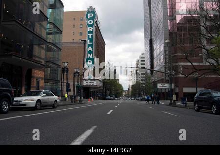 Die Arlene Schnitzer Concert Hall in der Innenstadt von Portland, oder verfügt über eine große Leuchtreklame, die lautet "Portland" über dem Bürgersteig. Stockfoto