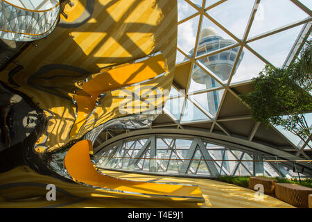 Große Rutsche für Kinder zum Spielen, keine Leute, Flugzeugverkehrskontrollturm kann im Hintergrund gesehen werden. Jewel Changi Airport. Singapur Stockfoto