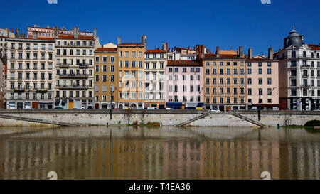 Eine etwas überfluteten Fluss Saône, mit Gebäude entlang der Rue Saint-Vincent in Lyon, Frankreich Stockfoto