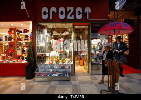 Parapluies Crozet, 50 Passage de l'Argumentieren, Lyon, Frankreich. Ein Regenschirm Shop in der Passage de L'argumentieren überdachte Einkaufspassage Stockfoto