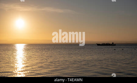 Boot mit Menschen im Albufera Valencia bei Sonnenuntergang, Valencia, Spanien. Stockfoto