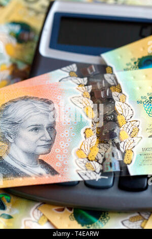 Australische fünfzig Dollar Bill und Rechner. Die neue Ausgabe ist entworfen, um Fälschungen zu verhindern, die Note ist Polymer und hat einen klaren Holographic strip. Stockfoto