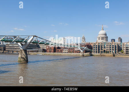 Millennium Bridge über die Themse in Richtung St Paul's Cathedral, London, England, Vereinigtes Königreich. Stockfoto