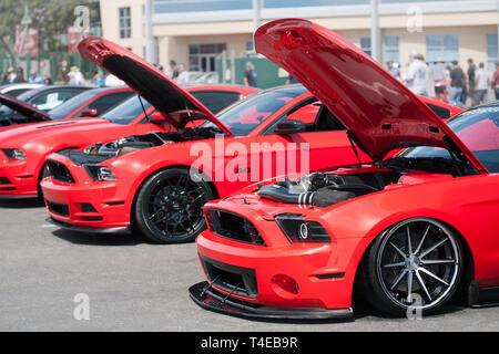 Rot Ford Mustangs mit benutzerdefinierten Aftermarket Teilen auf dem Display vom 2019 fabelhafte Furten für immer Auto Show in Anaheim Kalifornien. Stockfoto