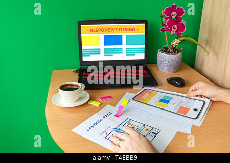Mann Gestaltung landing page Website für mobile optimiert - Web Designer Hand skizzieren responsive moderne Website - kreatives Design Template Stockfoto