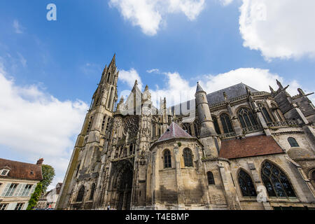 SENLIS, Frankreich, 23. JULI 2016: Interieur und Einzelheiten der Kathedrale Notre Dame von Senlis, 23. Juli 2016 in Senlis, Oise, Frankreich
