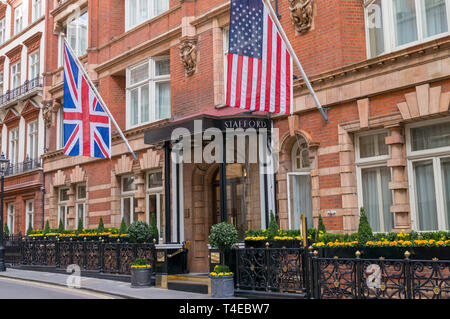 Der Eingang zum Stafford Hotel in London mit einem Union Jack (britische Flagge) und einer amerikanischen Flagge auf beiden Seiten. Stockfoto