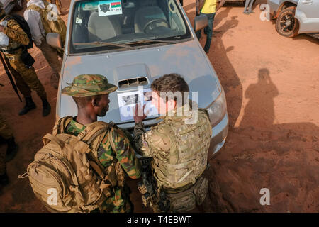 Offiziere und Soldaten von 1 Schotten, eine britische Armee Infanterie Bataillon, Beobachten und nigerianische Soldaten während der Ausbildung in Burkina Faso beraten: Feb 2019 Stockfoto