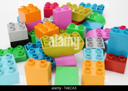 Bau Designer für Kinder. Bausteine. Multi-farbige Würfel für Kinder. Unterrichten von Kindern. Geometrie studieren. Stockfoto