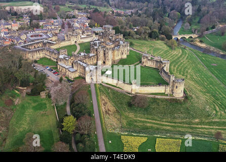 Einen Blick aus der Vogelperspektive auf das Alnwick Castle in Northumberland. Das Schloss ist die Heimat des Herzogs und der Herzogin von Northumberland und in den Harry Potter Filmen. Stockfoto