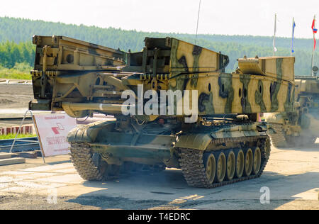 Nizhniy Tagil, Russland - Juli 12. 2008: MTU-72 bridge Layer für den Transport und das Thema Brücken über Hindernisse legen. Bewegen Sie ihn über die Dreharbeiten demonstrati Stockfoto