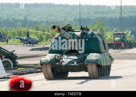 Nizhniy Tagil, Russland - Juli 12. 2008: 2 S19 BIN sta-S' (NATO-name-M 1990" Farm") ist eine selbstfahrende 152 mm Haubitze. Es bewegt sich auf Dreharbeiten demonstratio Stockfoto