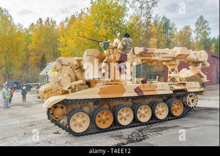 Nizhniy Tagil, Russland - 27. September. 2013: Combat engineering Fahrzeug IMR-2 MA für Erdarbeiten, die Größensortierung, die Straße clearing Füllung Gräben und Stockfoto