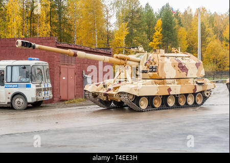 Nizhniy Tagil, Russland - 25. September. 2013: Die 2S19 "Sta-S' (NATO-name-M 1990" Farm") ist eine selbstfahrende 152 mm Haubitze. Bewegen Sie ihn über die Dreharbeiten Stockfoto