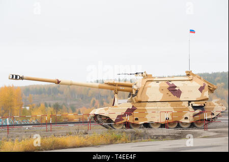 Die 2 S19 M2 Msta-S (NATO-name-M 1990" Farm") ist eine selbstfahrende 152 mm Haubitze. RAE-2013 Ausstellung. Russland Expo-2013. 25.-28. September 2013. Ni Stockfoto