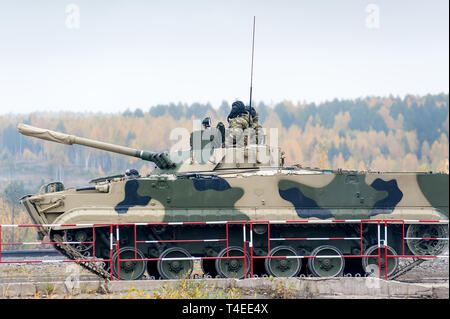 Nizhniy Tagil, Russland - 27. September. 2013: Schützenpanzer BMP-3 M in Bewegung. Russland Expo-2013 Ausstellung Stockfoto