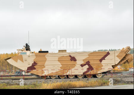 Nizhniy Tagil, Russland - 27. September. 2013: Verfolgt die amphibischen Träger PTS-4 bewegen auf der Demonstration. RAE-2013 Ausstellung Stockfoto