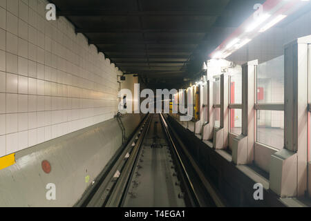 Sicht von der Kabine aus der u-bahn Fahrer an der Station Stockfoto