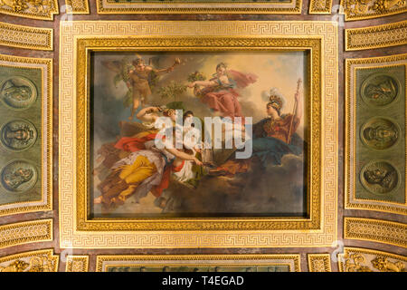 Paris, Frankreich, 31. März 2019: Blick auf die Schönheit der Decke im Louvre. Stockfoto