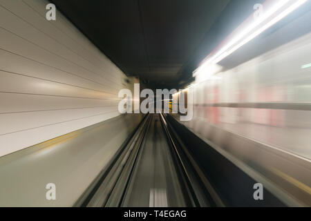 Sicht von der Kabine aus der u-bahn Fahrer lange Belichtung Stockfoto