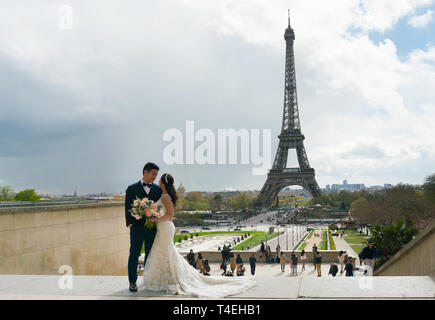 Paris, France - April 3, 2019: Neu verheirateten asiatischen Paar posieren für Bild in Paris, Trocadero Stockfoto