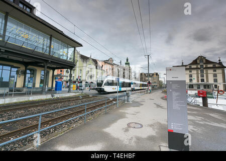 Rorschach, SG/Schweiz - am 8. April, 2019: S-Bahn in den Bahnhof von Rorschach Hafen am Bodensee Stockfoto