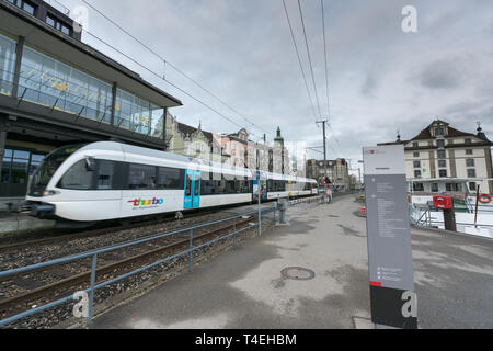 Rorschach, SG/Schweiz - am 8. April, 2019: S-Bahn in den Bahnhof von Rorschach Hafen am Bodensee Stockfoto