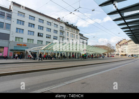 St. Gallen, SG/Schweiz - April 8, 2019: Sankt Gallen city Bus station mit Menschen zu Fuß über und Pendler Warten auf den Bus Stockfoto