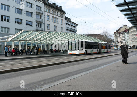 St. Gallen, SG/Schweiz - April 8, 2019: Sankt Gallen city Bus station mit Menschen zu Fuß über und Pendler Warten auf den Bus Stockfoto