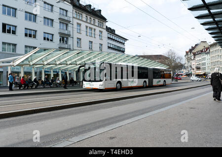 St. Gallen, SG/Schweiz - April 8, 2019: Sankt Gallen city Bus station mit Menschen zu Fuß über und Pendler Warten auf den Bus Stockfoto