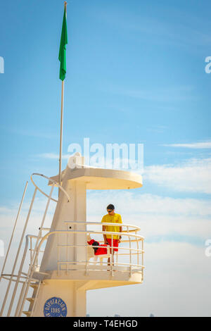 Spanisch Rettungsschwimmer steht auf aussichtsturm vor El Postiguet Strand in Alicante Spanien Stockfoto