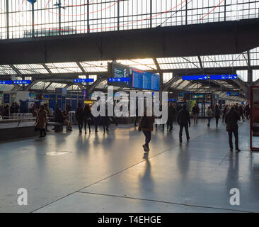 Zürich, ZH/Schweiz - April 8, 2019: Der Bahnhof Zürich und Züge mit Pendler und Leute zu ihren Zügen Eilt Stockfoto