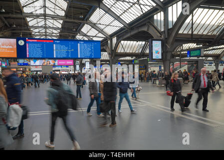 Zürich, ZH/Schweiz - April 8, 2019: Der Bahnhof Zürich und Züge mit Pendler und Leute zu ihren Zügen Eilt Stockfoto