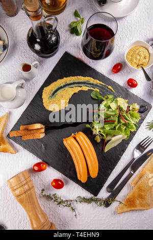 Frühstück Frankfurter Würstchen serviert zum Frühstück am Tisch im Restaurant Stockfoto