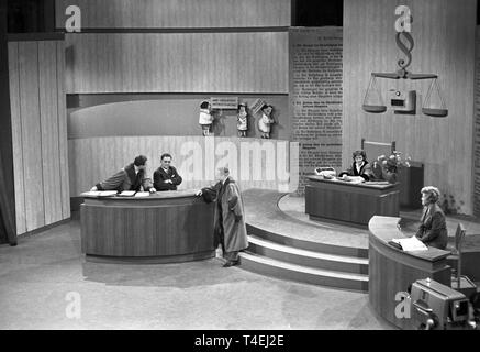 Am 27. Januar 1963 eine neue Episode der TV-Show 'Die Sonntagsrichter" in Frankfurt am Main erfasst wird. Das Bild zeigt einen Blick in das Studio mit den Schauspielern Elfi Petramer als Richter (r), Hans-Joachim Kuhlenkampf (l) als Rechtsanwalt und Wolf Schmid (stehend) als Rechtsanwalt (der Mann, der 2. von links und die Frau auf der rechten Seite sind nicht identifiziert). | Verwendung weltweit Stockfoto