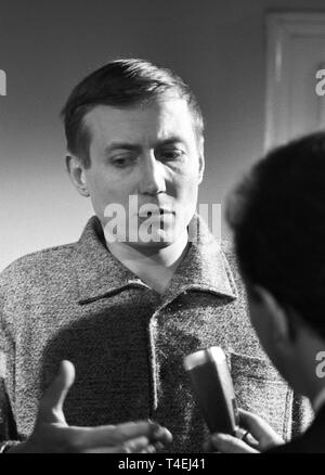 Ein Vortrag am Abend des russischen Dichters Yevgeny Yevtushenko findet am 21. Januar 1963 in München. Das Bild zeigt Yevgeny Yevtushenko ein Interview. | Verwendung weltweit Stockfoto