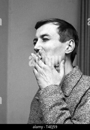 Ein Vortrag am Abend des russischen Dichters Yevgeny Yevtushenko findet am 21. Januar 1963 in München. Das Bild zeigt Yevgeny Yevtushenko Rauchen einer Zigarette. | Verwendung weltweit Stockfoto