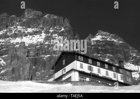 Das Chalet "Auronzo' unterhalb des Berges 'Drei Zinnen' in den Dolomiten ist der Ausgangspunkt und Endpunkt der Wanderung durch die Deutsche Bergsteiger Rainer Kauschke, Peter Siegert und Gert Uhner (undatiert Archiv Bild vom Januar 1963). | Verwendung weltweit Stockfoto