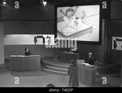 Am 27. Januar 1963 eine neue Episode der TV-Show 'Die Sonntagsrichter" in Frankfurt am Main erfasst wird. Das Bild zeigt einen Blick in das Studio, wo die Schauspieler eine Animation Film auf einem großen Bildschirm anzusehen. | Verwendung weltweit Stockfoto