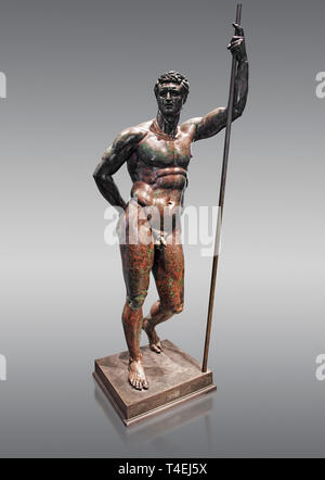 Seltene griechische Bronzestatue Wie die hellenistischen Prinz, ein 2 Cent BC Hellenistic bronze, einer der wenigen in Existenz bekannt. Die Abbildung lehnt sich mit i Stockfoto