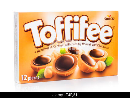 LONDON, Großbritannien - 15 April, 2019: Box von toffifee Süßigkeiten. Eine Haselnuss in Caramel mit cremigem Nougat und Schokolade auf Weiß Stockfoto