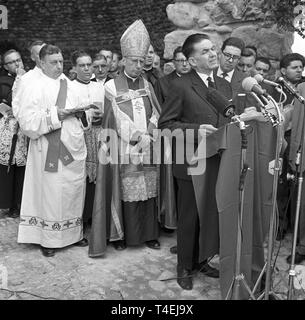 Bischof Dr. Johannes Neuhäusler wird 75 Am 27. Januar 1963. Das Bild zeigt Bischof Neuhäusler vor der Todesangst-Christi-Kapelle in Dachau (undatiert Archiv Bild). | Verwendung weltweit Stockfoto