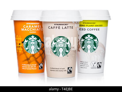 LONDON, Großbritannien - 15 April, 2019: Pappbecher von Starbucks Eiskaffee mit anderen Geschmack auf Weiß. Stockfoto